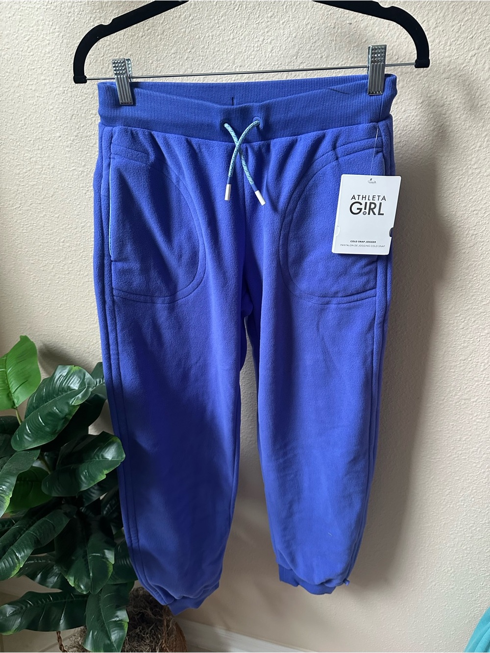 Athletes girl cold snap jogger